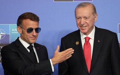 Snimke Macronovih rukovanja na samitu NATO-a izazvale brojne reakcije