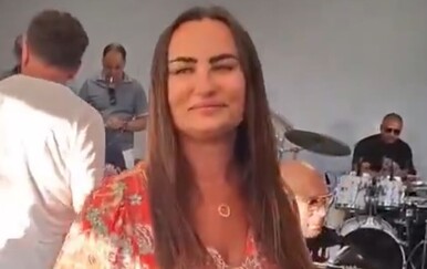 Video mame Aleksandre Prijović zapalio društvene mreže: Gosti je tijekom nastupa častili novčanicama od 50 eura