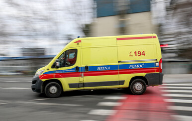 Ozlijeđen radnik pilane u Požegi, hitno prevezen u bolnicu
