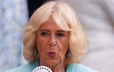 Kraljica Camilla na Wimbledon nosila mali ventilator
