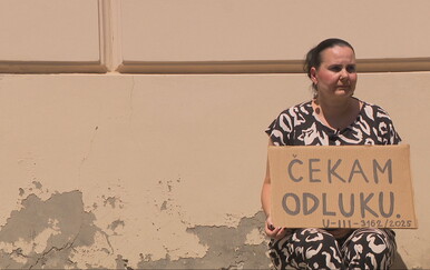 Zviždačica Cvrtila ispred Ustavnog suda održala akciju "Čekam odluku"