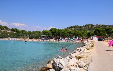Plaža Podvrške, Murter