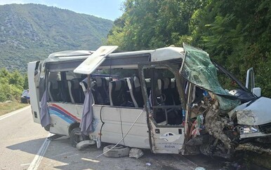 Crna Gora: U Prevrtanju minibusa poginula djevojka, dijete ranimirano i prevezeno u Podgoricu