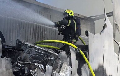 Buktinja na istoku grada: Gori tvrtka za recikažu otpada