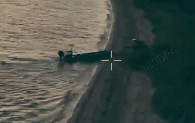 Ukrajina izvela operaciju iskrcavanja kopnenog robota na Krimu koristeći robotski brod, prvu u svijetu te vrste