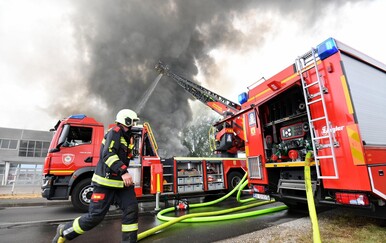 Gori skladište tvornice u Pribislavcu