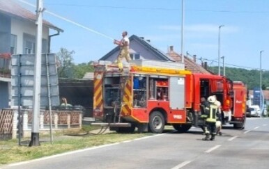 Kuća planula usred dana, a susjed vatrogasac nije čekao ni sekunde: Prvi krenuo u borbu s vatrom