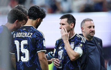 Kamere sve uhvatile: Messi u čudu gledao što su Englezi ostavili na travnjaku, suigrači prasnuli u smijeh