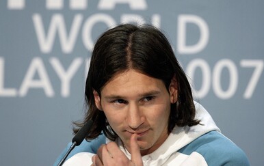 Cijeli svijet priča o ovoj fotografiji: Vidite li koga to mladi Messi pere u lavoru?