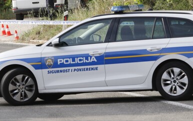Prevrnuo se auto kod Podgore, ozlijeđena jedna osoba: Policija zatvorila državnu cestu
