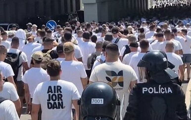 Duge cijevi, helikopteri, čuvari: Pogledajte kako je dočekana Torcida u Slovačkoj