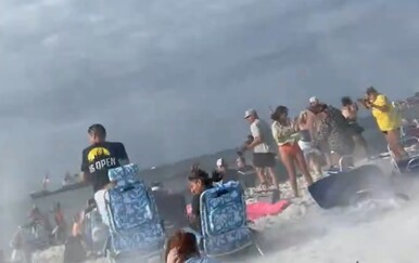 Američka mornarica istražuje nizak prelet aviona akrobatske skupine iznad plaže na Floridi