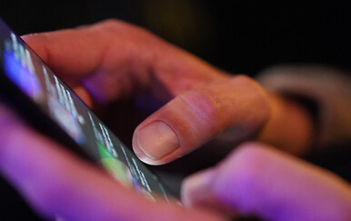 Naše šake nisu stvorene za neprestano držanje mobitela, stručnjaci savjetuju kako izbjeći bolne ozljede