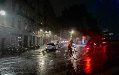 U snažnom nevremenu u Francuskoj dvoje poginulih, 53.000 domova bez struje