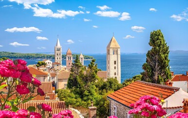 Rab zove na ljetni bijeg: Izdvojili smo tri ponude za odmor uz more, bazene i polupansion