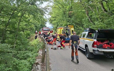 Nesreća kod Plitvica, vozilo sletjelo s ceste i ostalo visjeti nad provalijom: Pozvane sve hitne službe