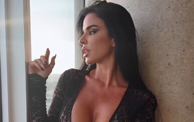Ivana Knoll pozirala bez grudnjaka, objavu je komentirala i njezina mama