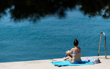 Trojica mladića spasila ženu koja se počela utapati na plaži Torac u Kaštel Gomilici