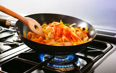 Opozvana Wok tava Natural Kitchen zbog ljuštenja premaza prilikom zagrijavanja