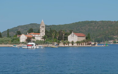 Nakon gužvi na cestama turisti su preplavili Vis