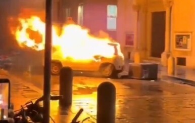 VIDEO Kaos na ulicama: Prosvjednici bacali eksplozivne naprave na policijske postaje, sve je započelo kada je procurila snimka