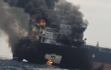 FOTO Iran objavio sliku gorućeg tankera uz poruku: "Ovo su posljedice vjerovanja SAD-u"