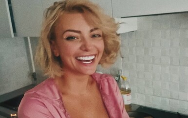 Ella Dvornik u čipkastom donjem rublju stala za štednjak