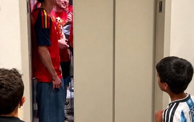 VIDEO Navijači Španolske čekali lift, a dočekalo ih je iznenađenje života