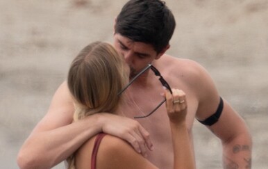 Paparazzi ulovili zvijezdu Real Madrida na odmoru: Zanosna supruga u minijaturnom bikiniju ukrala je svu pozornost