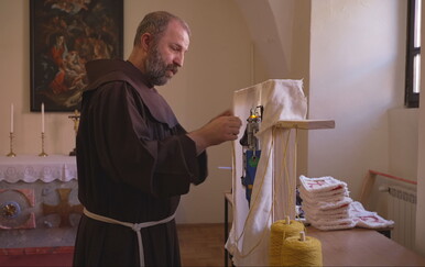 Kreativna priča iz samostana: franjevac izrađuje vunene tepihe