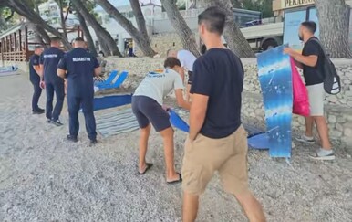 Od ranog jutra patroliraju makarskim plažama kako bi uklonili "rezervacije"