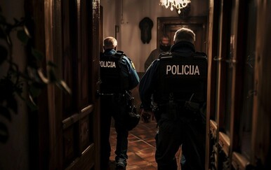 Policajci upali zbog obiteljskog nasilja, u kući pronašli automatsku pušku, bombe, mine...