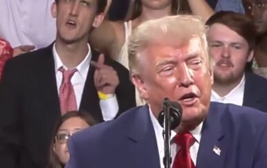 Muškarac uhvaćen kako oponaša Trumpove geste rukama iza sebe na skupu u Georgiji