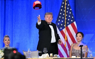 Donald Trump s novinarima na svečanoj večeri