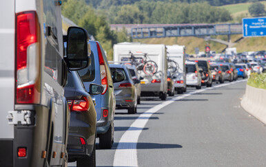 Kamper se zabio u prometnu gužvu na njemačkoj autocesti, 34 osobe ozlijeđene