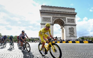Tadej Pogačar ispisao povijest: Čudesni Slovenac peti put osvojio Tour de France!