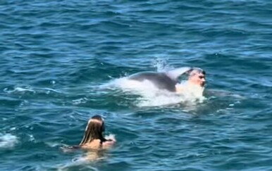 VIDEO Dupin Oliver perajom zakačio i nakratko potopio muškarca