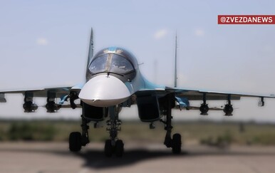 Snimka pokazuje ruski Su-34 lovac-bombarder s najnovijom inačicom klizećih bombi