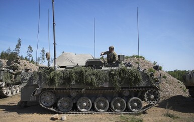 Dvojica pijanih vojnika ukrala tenk pa uništili automobile