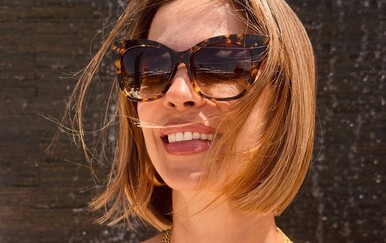 Bojana Gregorić Vejzović u dugom ljubičastom kombinezonu i ravnim natikačama