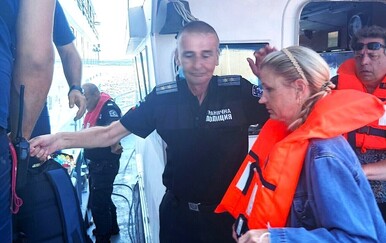Evakuirani putnici s broda koji se nasukao na Dunavu