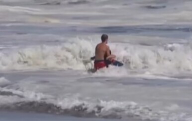 VIDEO Dječak je nestao pod valovima, a onda se pojavio 16-godišnji heroj