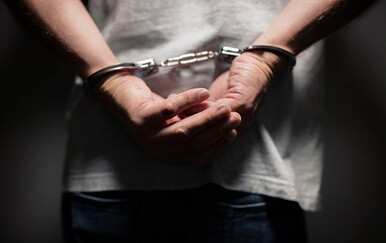 Muškarac napao zaštitara, prolaznike pa ugrizao policijskog službenika