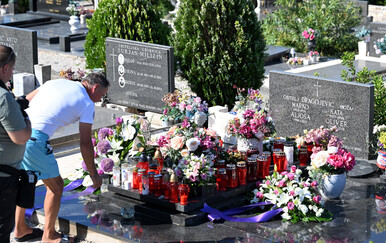 Emotivni prizori u Veloj Luci: Položeni vijenci na Oliverov grob, misa zadušnica okupila obitelj i prijatelje