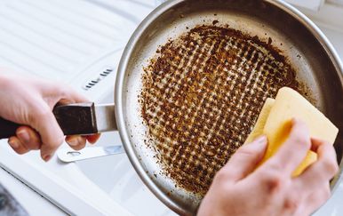 Kako očistiti zagorjelu tavu? Najbolje metode za uklanjanje zagorene masnoće i tvrdokornih naslaga