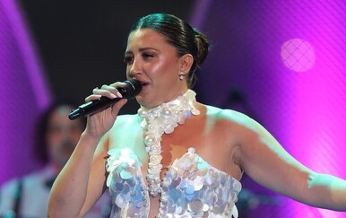 Iva Ajduković nastupila na koncertu ''Trag u beskraju'' u efektnoj kombinaciji