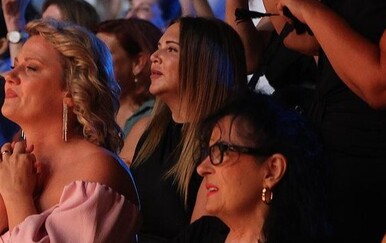 Sandra Perković među uzvanicima u Veloj Luci: Sjedila je odmah iza Oliverove obitelji i nije propustila ni plovidbu trajektom