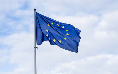Kako se piše: u EU ili u EU-u