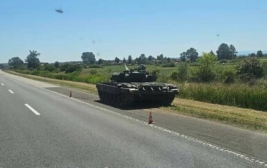 Na autocesti A3 snimljen tenk