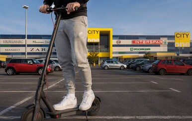 U kvartovskoj grupi osvanula zabrinjavajuća poruka, klinci kradu romobile ispred trgovačkog centra?
